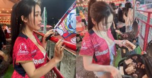 棒球場邊驚見巨乳妹烤肉　奶香味和肉香味讓全場球迷嗨翻【EV棋牌】-EV棋牌