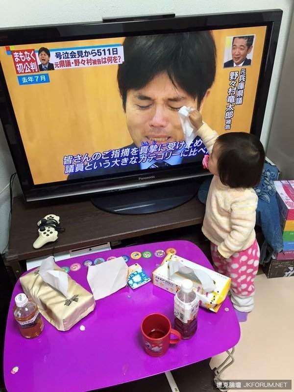 惡搞圖《小女孩擦電視機的眼淚》小女孩都快變職業擦手了【EV棋牌】-EV棋牌