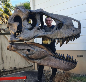 VR 雕塑家 Simon Clark 将其全尺寸虚拟霸王龙带到现实世界【EV棋牌】-EV棋牌