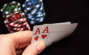 【EV扑克】教学:看完后,你还决定慢玩AA吗?【EV棋牌】-EV棋牌