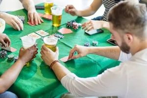 【EV扑克】喝酒的时候还能这么玩德州扑克?真涨姿势呀!【EV棋牌】-EV棋牌