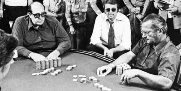 【EV扑克】故事 | WSOP主赛剩余3人，从记分牌领先者到第三名出局只用了2次盲推【EV棋牌】-EV棋牌
