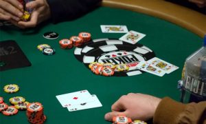 【EV扑克】牌局分析:同花牌面的顶两对该怎么游戏?【EV棋牌】-EV棋牌