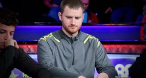 【EV扑克】豪客赛FT神一样的跟注，只有他做得出来，不愧是全球奖金榜第7！【EV棋牌】-EV棋牌