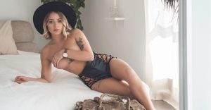 大眼正妹開中路「E級車頭燈」閃爆了　「肉體解禁」衣服脫到一件不剩【EV棋牌】-EV棋牌