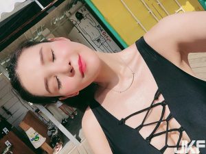 巨乳紋繡師「中路大開」露飽滿奶球　隱藏在線條後的「極品水滴」太完美【EV棋牌】-EV棋牌