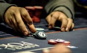 【EV扑克】牌局分析:AQ翻前被3Bet,职业选手竟是这样做的!【EV棋牌】-EV棋牌