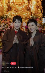 吕良伟富豪老婆穿僧袍现身寺庙，双手合十显虔诚，儿子敦厚比爸壮【EV棋牌】-EV棋牌