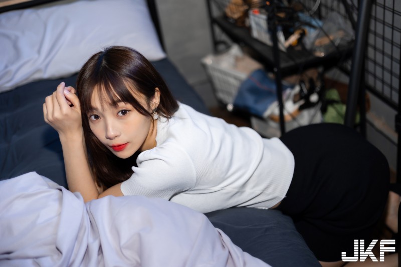 OL正妹「安然」爆乳翹臀超吸睛!「乳壓吉他」更是她的迷人專長!