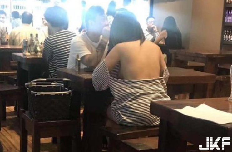 夏天到！奇葩秀乳妹爽吃麵　「渾圓飽滿形狀」全露出…男人都酥麻了【EV棋牌】-EV棋牌
