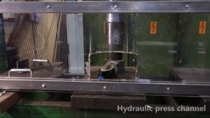 液壓機輾碎「裝滿曼陀珠可樂」瞬間,我也跟著爽噴了【EV棋牌】-EV棋牌