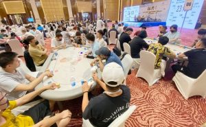 【EV扑克】【HSPC绍兴】泡沫破裂!邬庆军遗憾成81人奖励圈泡沫,金旭东夺取126.7万记分携手50位选手晋级下一轮!八月份相约成都!【EV棋牌】-EV棋牌
