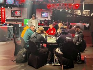【EV扑克】WSOP见证中国实力,带着中国心TONY越战越勇!微型狂欢赛1刀通往梦想之路【EV棋牌】-EV棋牌