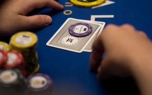 【EV扑克】教学:切记!别在多人底池激进地游戏弱同花听牌!【EV棋牌】-EV棋牌