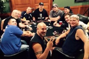 【EV扑克】教学:碰到这3种牌,别迷恋!翻前记得赶快甩掉【EV棋牌】-EV棋牌