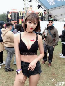 要噴鼻血了！火辣「畫室助教」身材猛到衣服包不住：這會讓地方爸爸們暴動啊！【EV棋牌】-EV棋牌