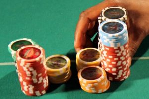 【EV扑克】教学:德州扑克该相信运气还是技术?【EV棋牌】-EV棋牌