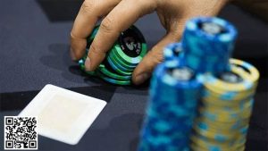 【EV扑克】牌局分析:对手在河牌下重注,你会认怂弃牌吗?【EV棋牌】-EV棋牌