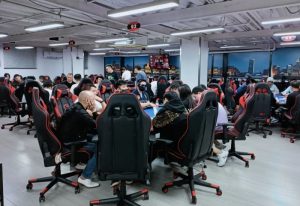 【EV扑克】浔阳杯·九江红强开业赛丨27人挺进奖励圈,TOM手拿84.6万记分牌独领风骚,冠军即将产生!【EV棋牌】-EV棋牌