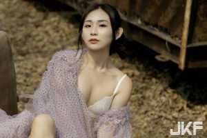 落葉中的內衣美少女「Hanna 憨憨」,光滑勻稱曲線超勾人!【EV棋牌】-EV棋牌