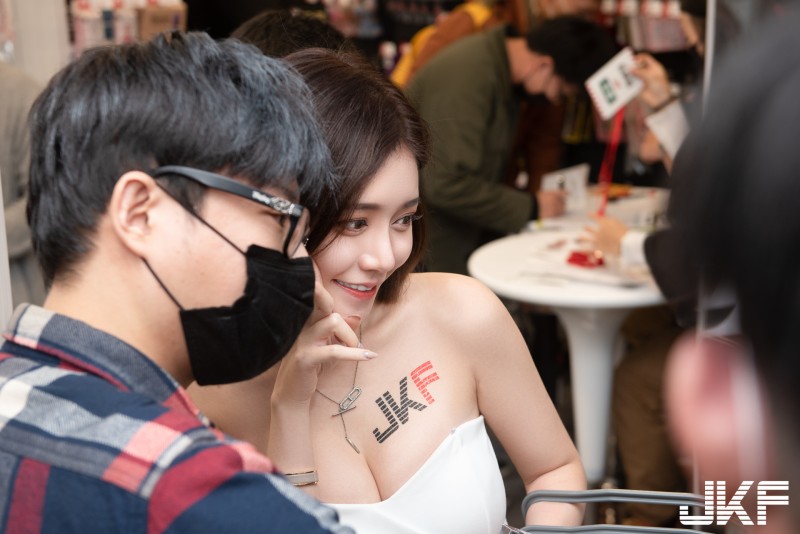 JKF福利攝 x JR store 聖誕感謝祭!人氣女神「酸酸」、「高萱」火辣揭幕!