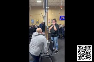 【EV扑克】趣闻 | 男子在德州扑克室向女友求婚,看看她是否答应!【EV棋牌】-EV棋牌