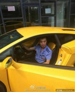 最豪公車司機　開藍寶堅尼上下班【EV棋牌】-EV棋牌