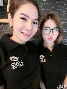 必朝聖!泰國咖啡店,滿滿正妹店員「低胸背心」還又甜死人的笑容,多看一眼就要蛀牙了【EV棋牌】-EV棋牌