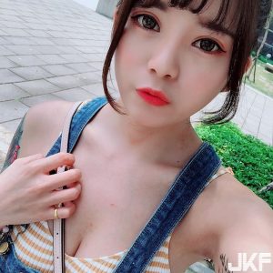 這樣穿94猛！「吊帶褲巨乳妹」示範吊帶褲正確穿法，內衣＋吊帶完全就是絕配！【EV棋牌】-EV棋牌