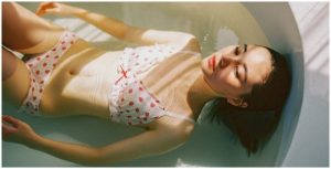 「日系少女」輕寫真!柔軟胴體輕飄水中,安靜舒適的絕美藝術!【EV棋牌】-EV棋牌