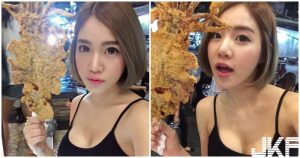 正妹穿爆乳小背心吃魷魚，傲人乳溝超吸睛，看了也好想嚐一口！【EV棋牌】-EV棋牌