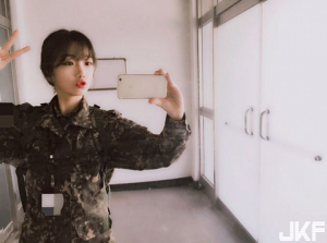 「軍中正妹」美到讓人融化!不用拿槍當武器,看到那笑容我已雙手投降~【EV棋牌】-EV棋牌