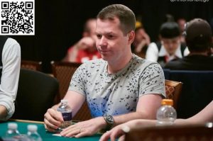 【EV扑克】松凶对手在AA公对面连开三枪,QQ要弃牌吗?【EV棋牌】-EV棋牌