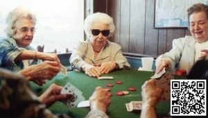 【EV扑克】105岁老太打扑克庆祝生日,果然扑克才是保持年轻的利器【EV棋牌】-EV棋牌