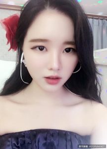 明星臉直播人氣BJ，一個不小心的放送事故立刻讓網友：別管現場了！我現在就衝過去！【EV棋牌】-EV棋牌