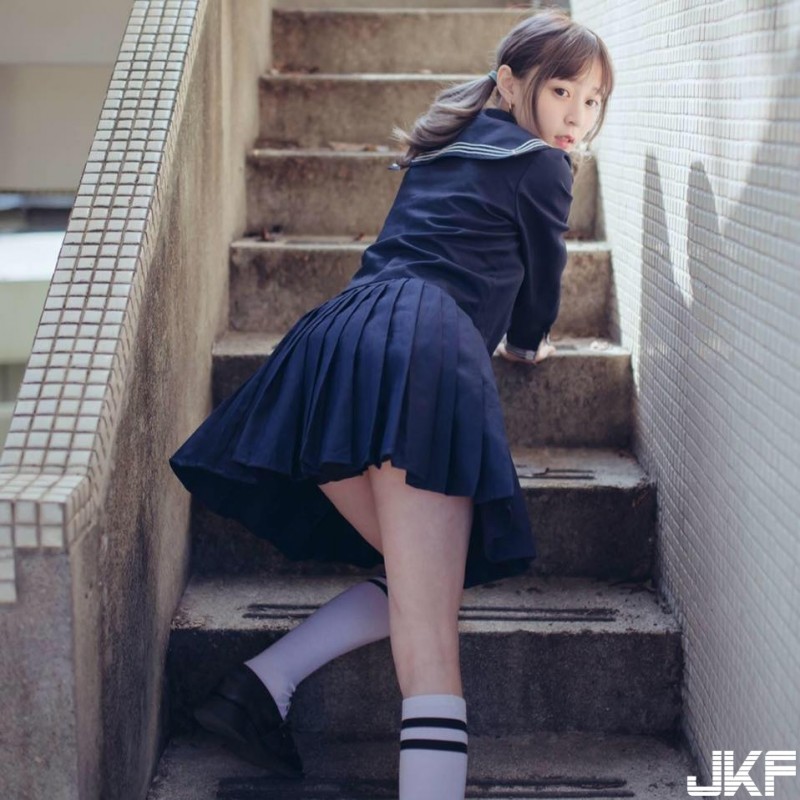 真的是台灣第一羅莉！表特版爆紅正妹「本本」無辜童顏穿上極短制服，讓人想犯罪啊！【EV棋牌】-EV棋牌