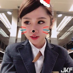 這個猛！「高鐵女員工」車頭燈大放送，又大又圓讓人想發車了！【EV棋牌】-EV棋牌