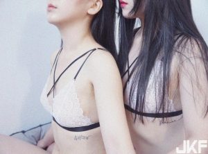 好養眼！妹子「雙乳貼近」的誘人畫面，網友激動直喊：快要按耐不住啦！【EV棋牌】-EV棋牌