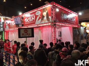 超聽話！日本AV成人展「原味內褲」衣服全脫了！她們自己把裙子給掀起來… 太狂了！【EV棋牌】-EV棋牌