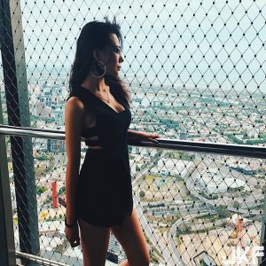 不忍直視的好身材!個性派正妹「Kimmy」前凸後翹,讓人目光完全聚焦在「雙峰」上!【EV棋牌】-EV棋牌