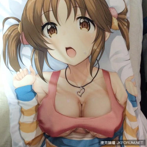 《巨乳愛梨3D抱枕實測》有這個可以揉就夠了 我才不需要女朋友呢～～【EV棋牌】-EV棋牌
