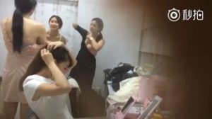 辣車模「更衣室偷拍」影片瘋傳　香豔換裝脫衣全都錄【EV棋牌】-EV棋牌