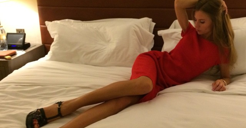 哥哥寂寞嗎？！「俄羅斯妹」自PO銷魂床照　性感美腿直勾引受不了啦～【EV棋牌】-EV棋牌