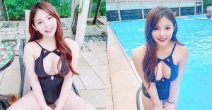 超萌女孩「小圓臉 Cynthia」泳池大解放　開胸泳裝展現飽滿奶球【EV棋牌】-EV棋牌