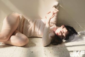 萌妹踢被露出蕾絲小褲❤迷糊無防備的「賴床寫真」太誘人！【EV棋牌】-EV棋牌