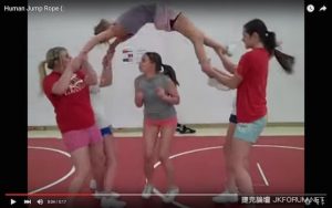 誇張人體跳繩！這會不會太危險啦？！【EV棋牌】-EV棋牌