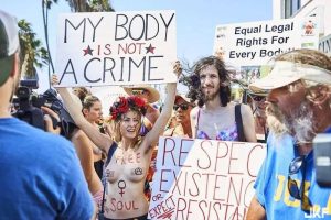 為什麼美國人會慶祝裸胸日？這故事就長了……【EV棋牌】-EV棋牌