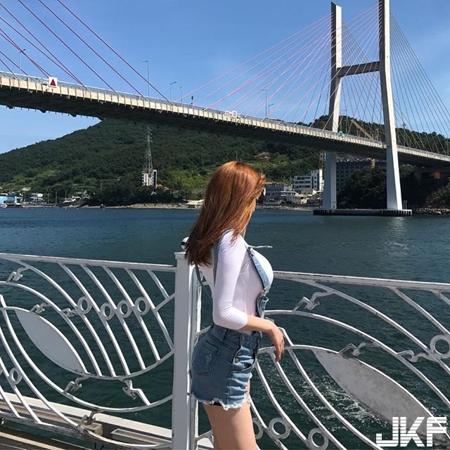 著衣巨乳！不管是正面還是側面，形狀犯規到讓人想衝動：車頭燈實在太緊繃！【EV棋牌】-EV棋牌