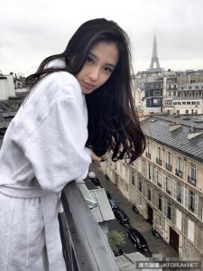 Angelababy曬浴袍照，跟世界著名建築物同框，畫面好美！【EV棋牌】-EV棋牌