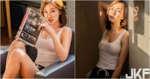 妹子在家好放鬆！白色小背心「貼奶」形狀好圓，白嫩大腿也露出來啦！【EV棋牌】-EV棋牌